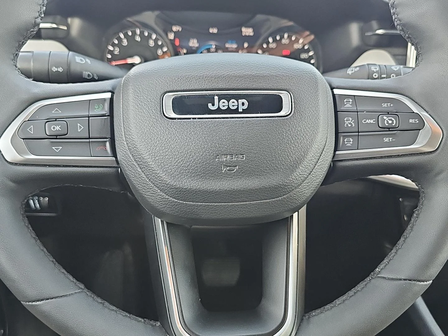 Used 2025 Diamond Black Jeep Limited image 20