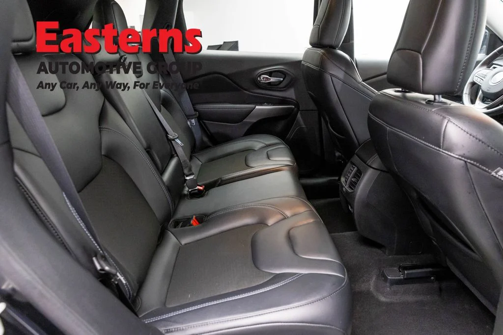 Used 2021 Black Jeep Latitude Plus image 23