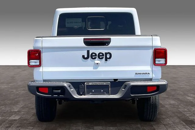 New 2026 Bright White Clear-Coat Exterior Paint Jeep Sahara image 4