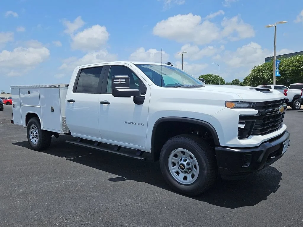 New 2026 Summit White Chevrolet WT image 9