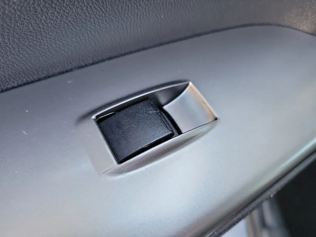 Used 2025 Mercury Gray Metallic Mitsubishi SE image 15