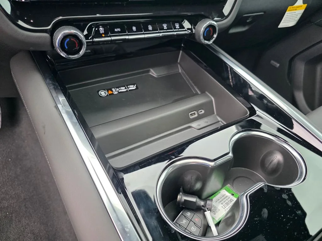 2025 Chevrolet Suburban Premier - Photo 16