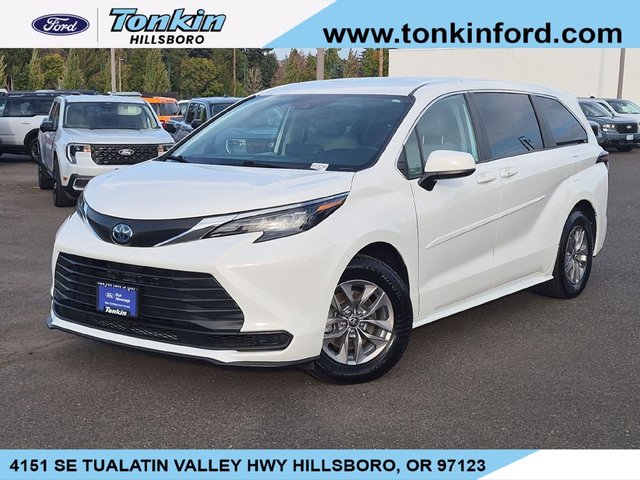 2024 Toyota Sienna LE