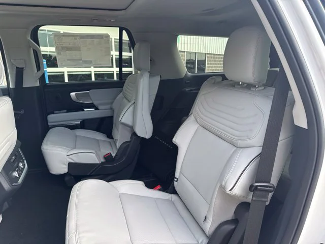 New 2027 Star White Metallic Tri-Coat Ford Platinum image 42