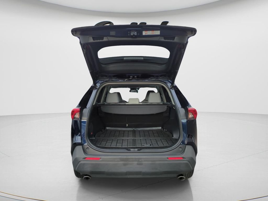 Used 2022  Toyota XLE Premium image 9
