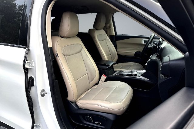 Used 2020 White Ford Limited image 30