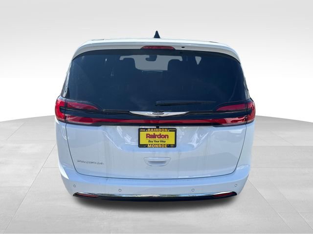 New 2026 Bright White Clear-Coat Exterior Paint Chrysler Select image 6