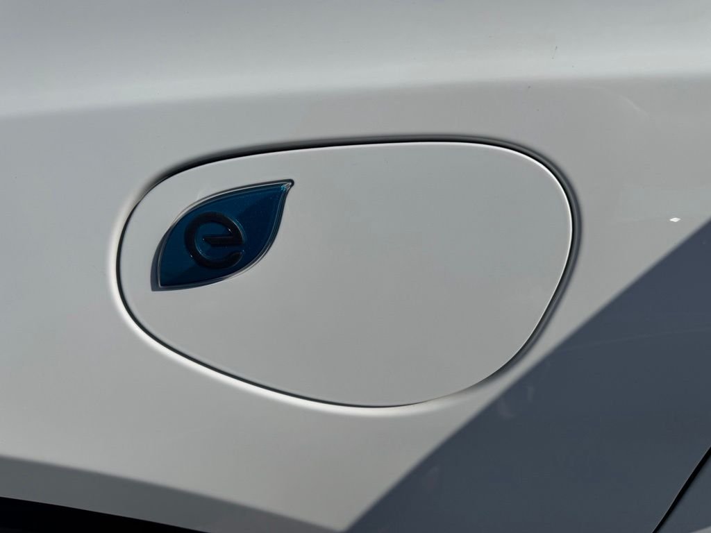 Used 2023 White Chrysler Touring L image 7
