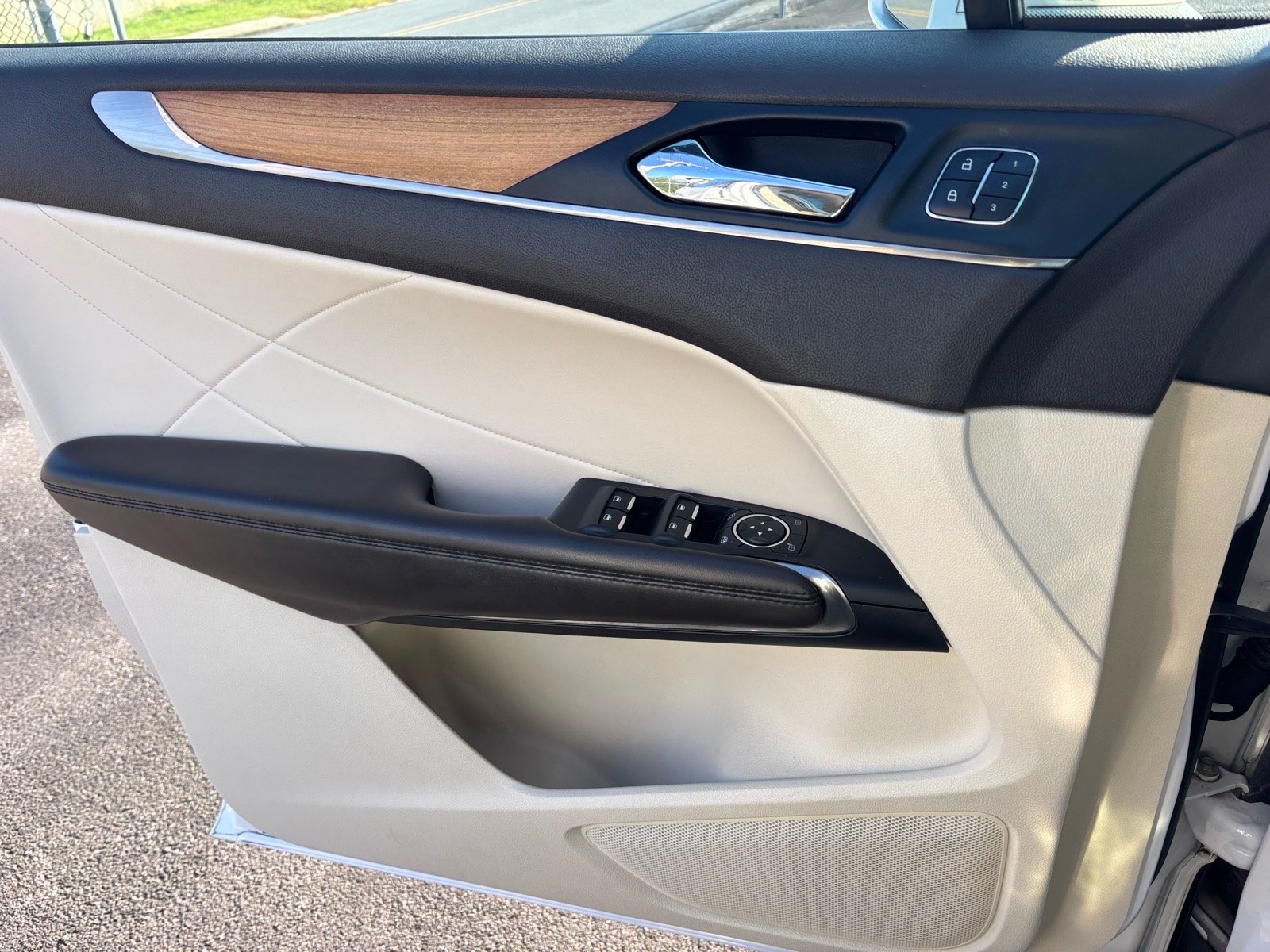 Used 2015 White Platinum Tri-Coat Metallic Lincoln Base image 7