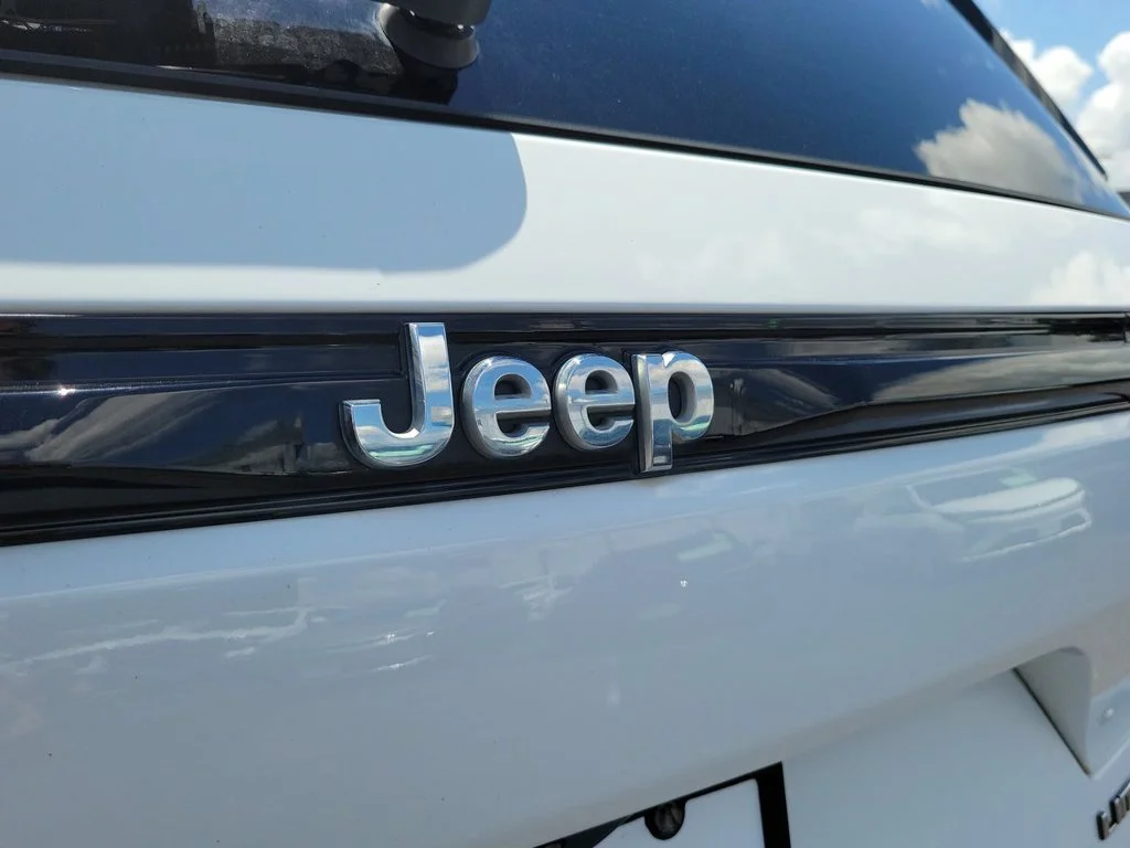 Used 2023 White Jeep Limited 4x4 image 33