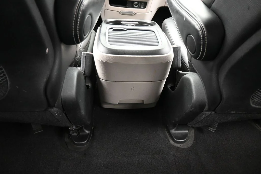 Used 2022 Ceramic Gray Clearcoat Chrysler Touring L image 39