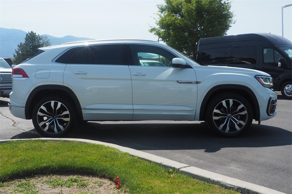 2022 Volkswagen Atlas Cross Sport V6 SEL Premium R-Line photo 3