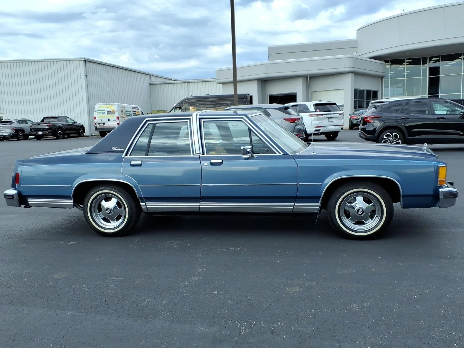 Used 1986 Blue Ford Crown Victoria image 2