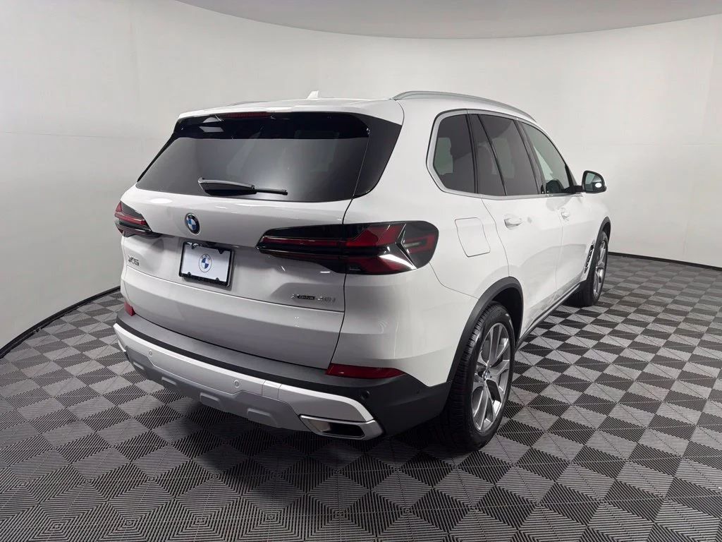 Certified Used 2026 Alpine White BMW xDrive40i image 5