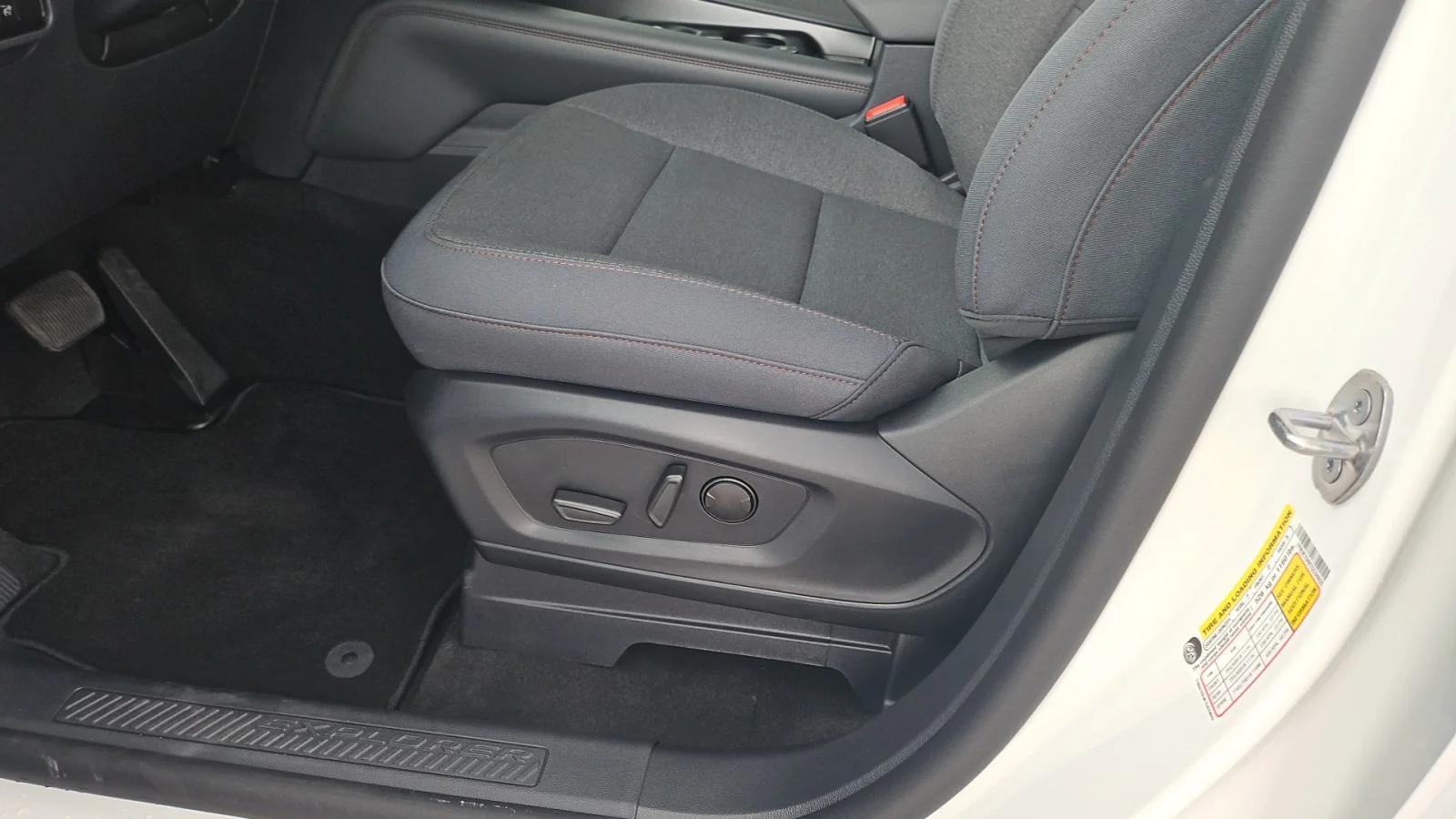 New 2026 Star White Metallic Tri-Coat Ford Active RWD image 11