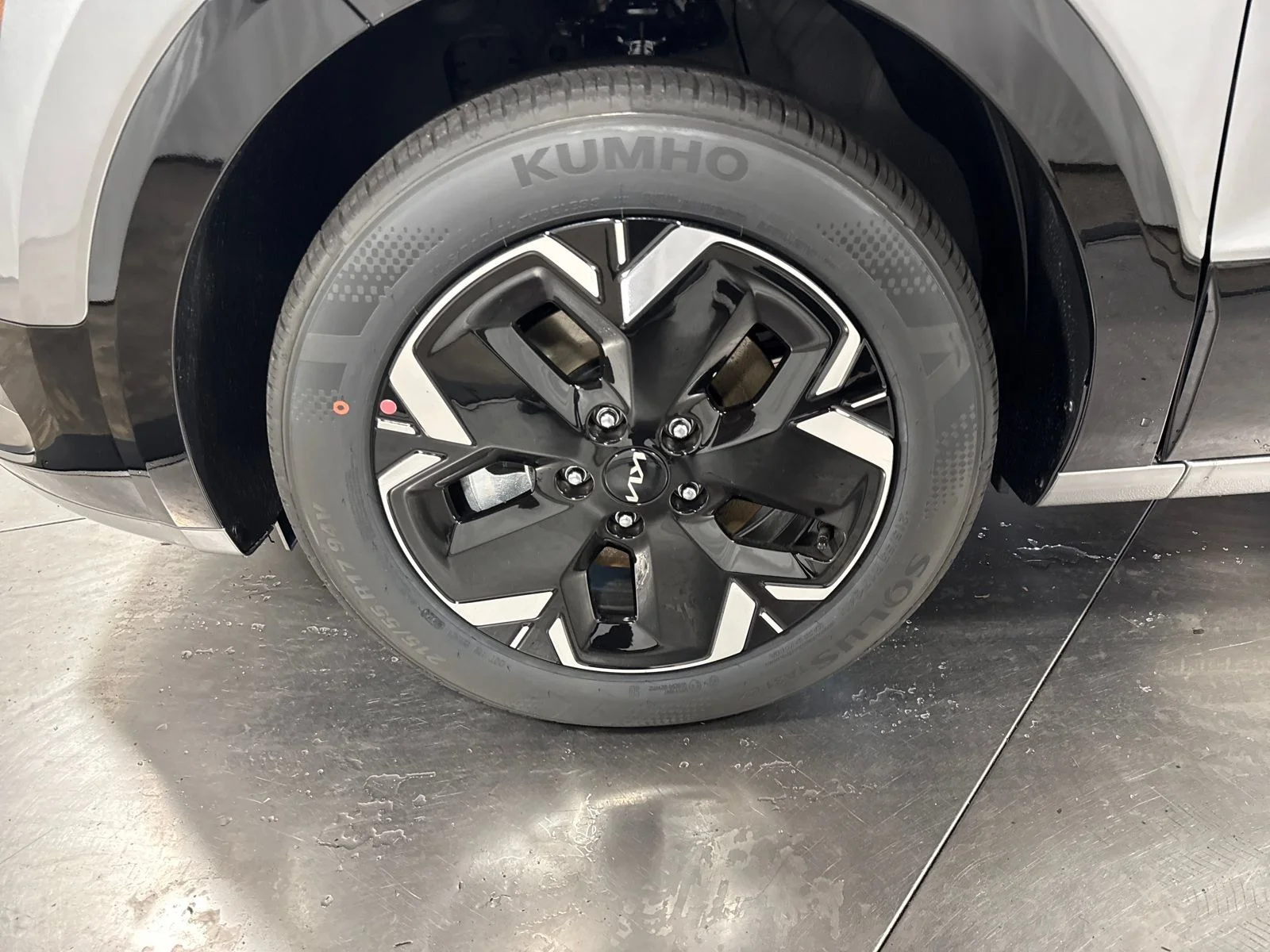 New 2026 Steel Gray Kia Wind image 2