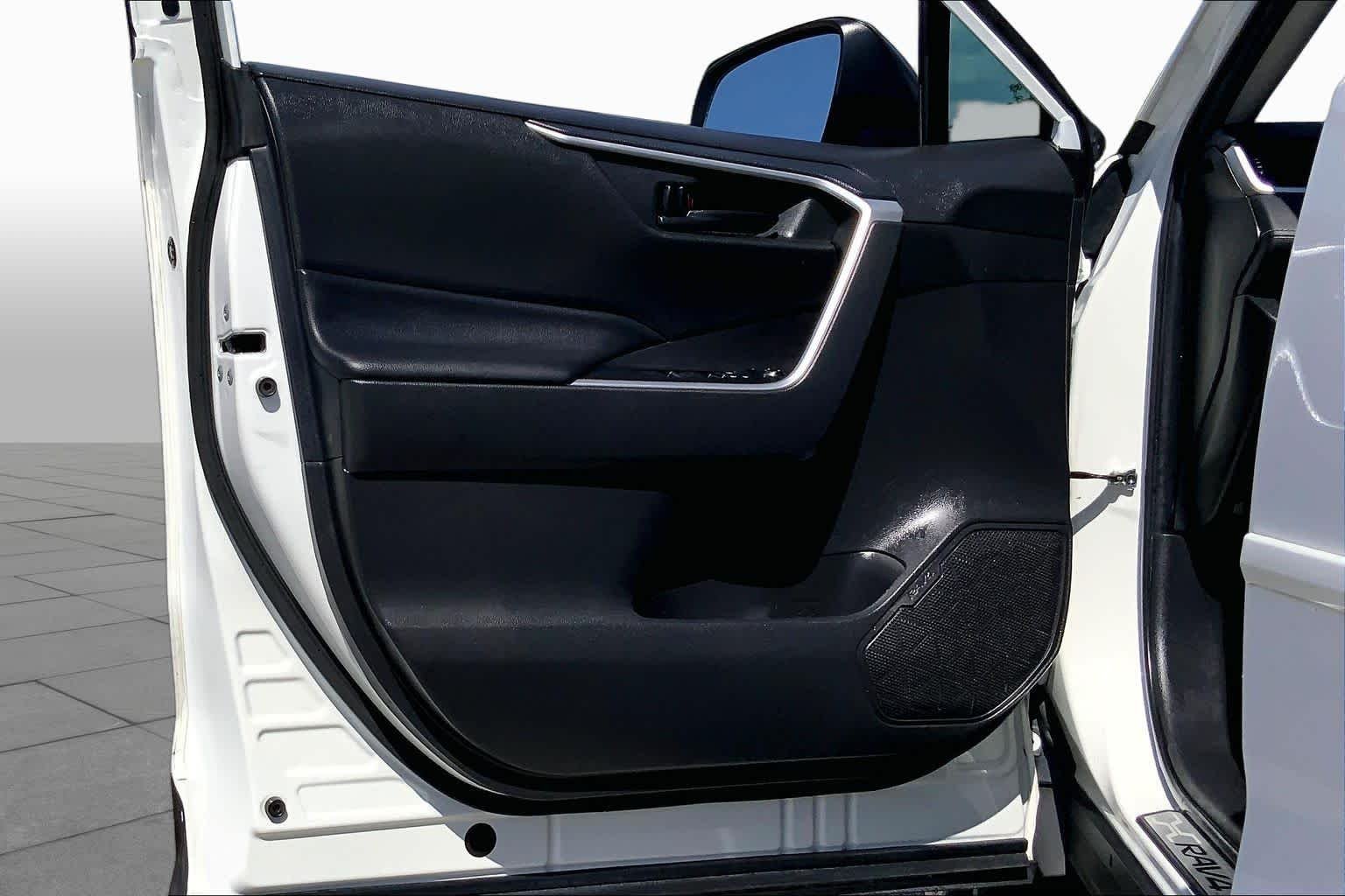 Used 2023 Ice Cap Toyota LE image 21