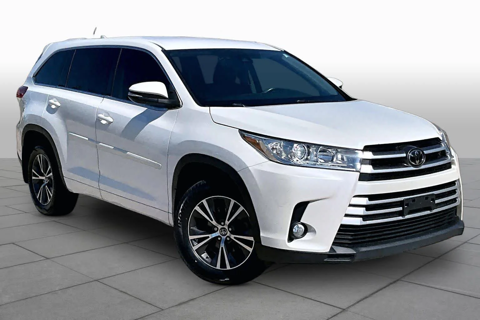 Used 2017 Blizzard Pearl Toyota LE image 3