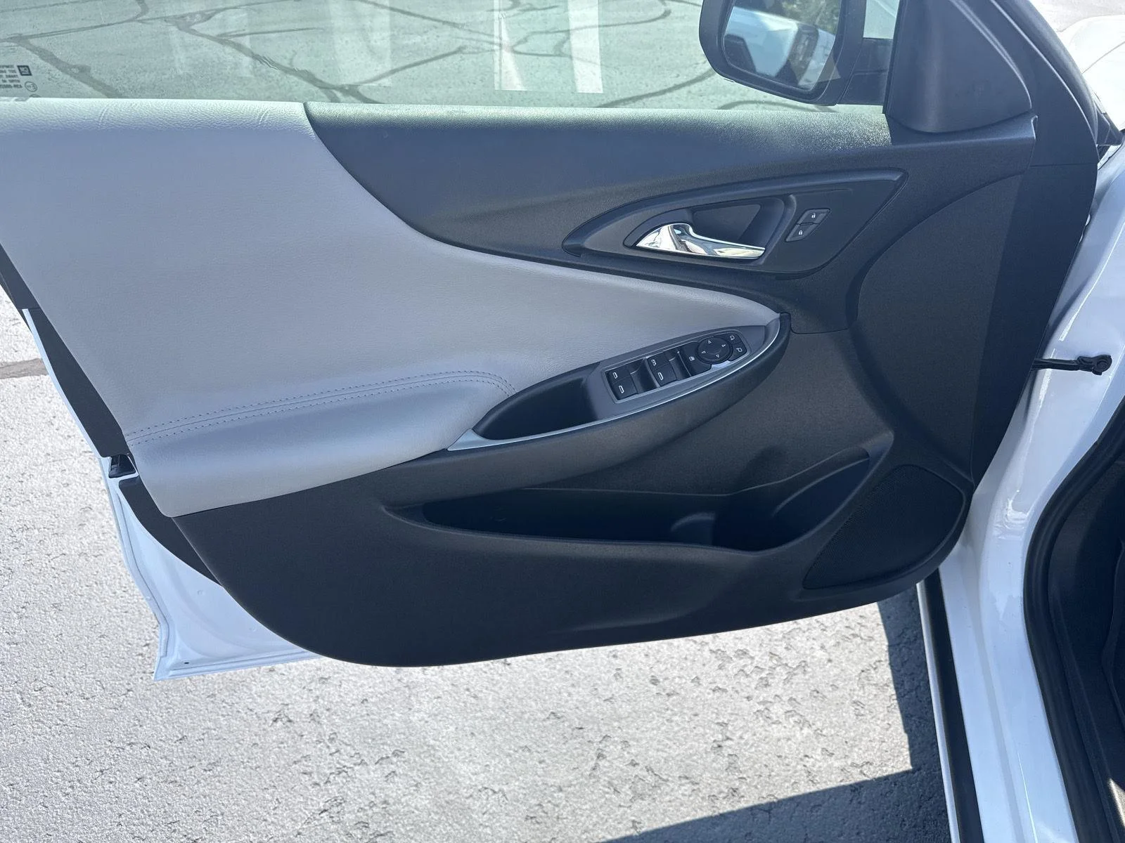 Used 2023 SUMMIT WHITE Chevrolet LT image 8