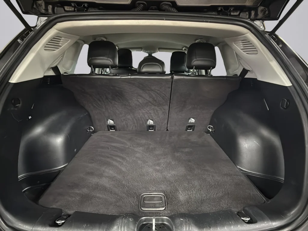 Used 2018 Granite Crystal Metallic Clearcoat Jeep Latitude image 27