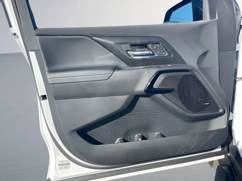 Used 2025 Summit White Chevrolet LT - Extended Range image 29