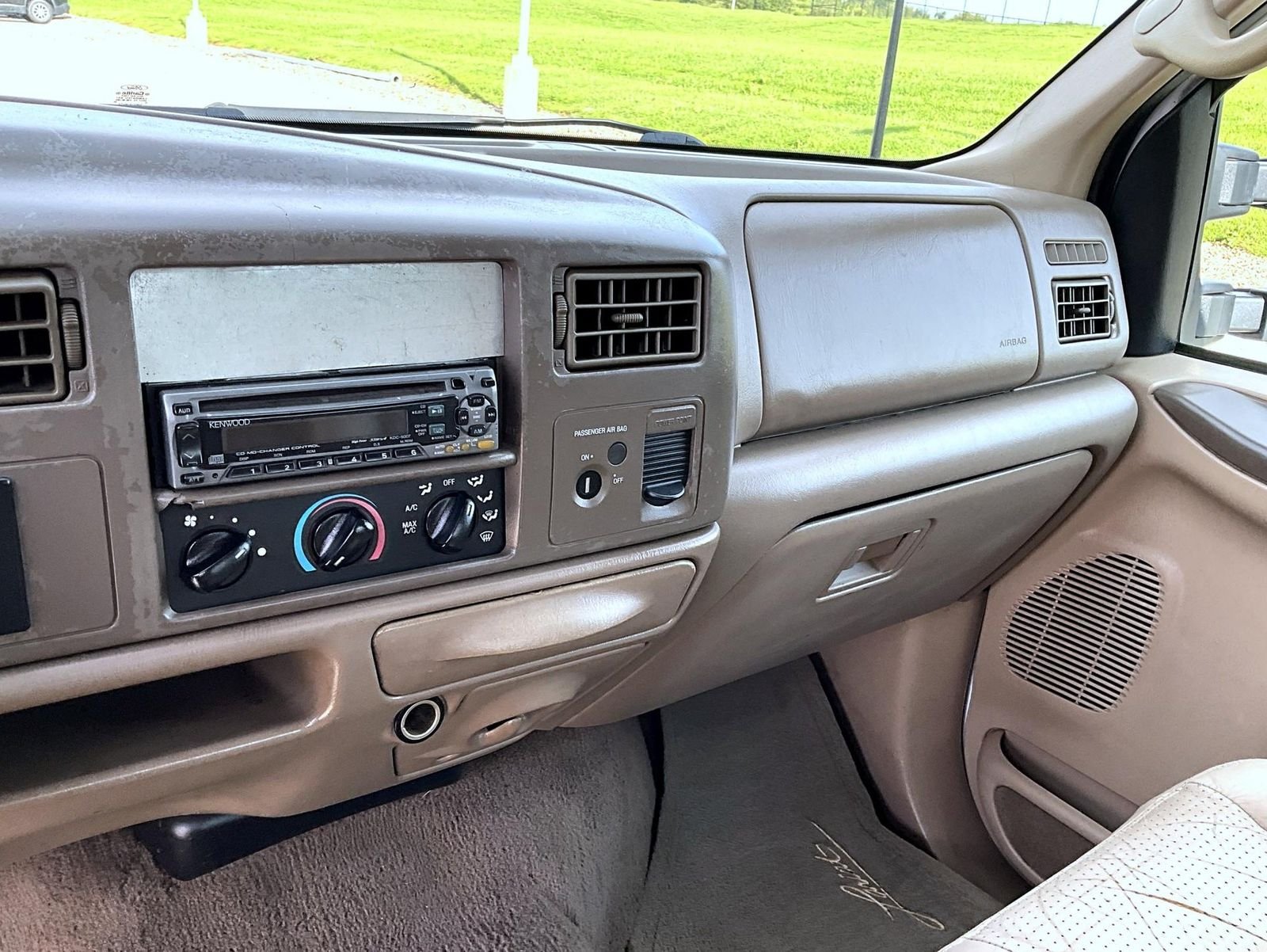 Used 2001 White Ford Lariat image 12