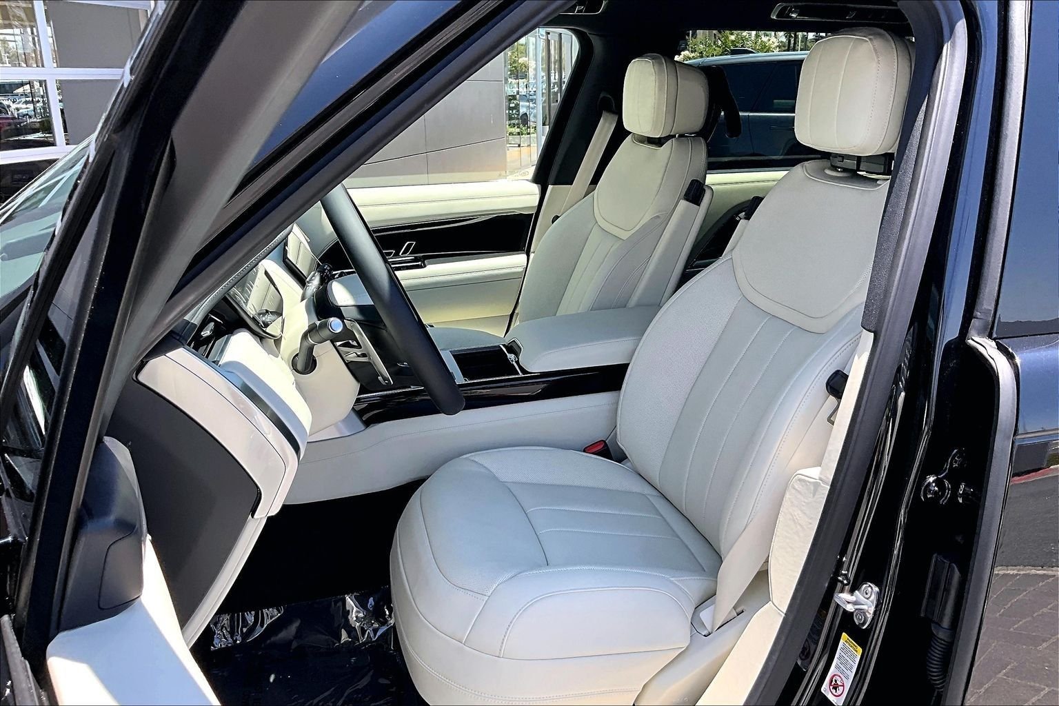 New 2026 Santorini Black LAND ROVER SE LWB 7-Seats / V8 image 9