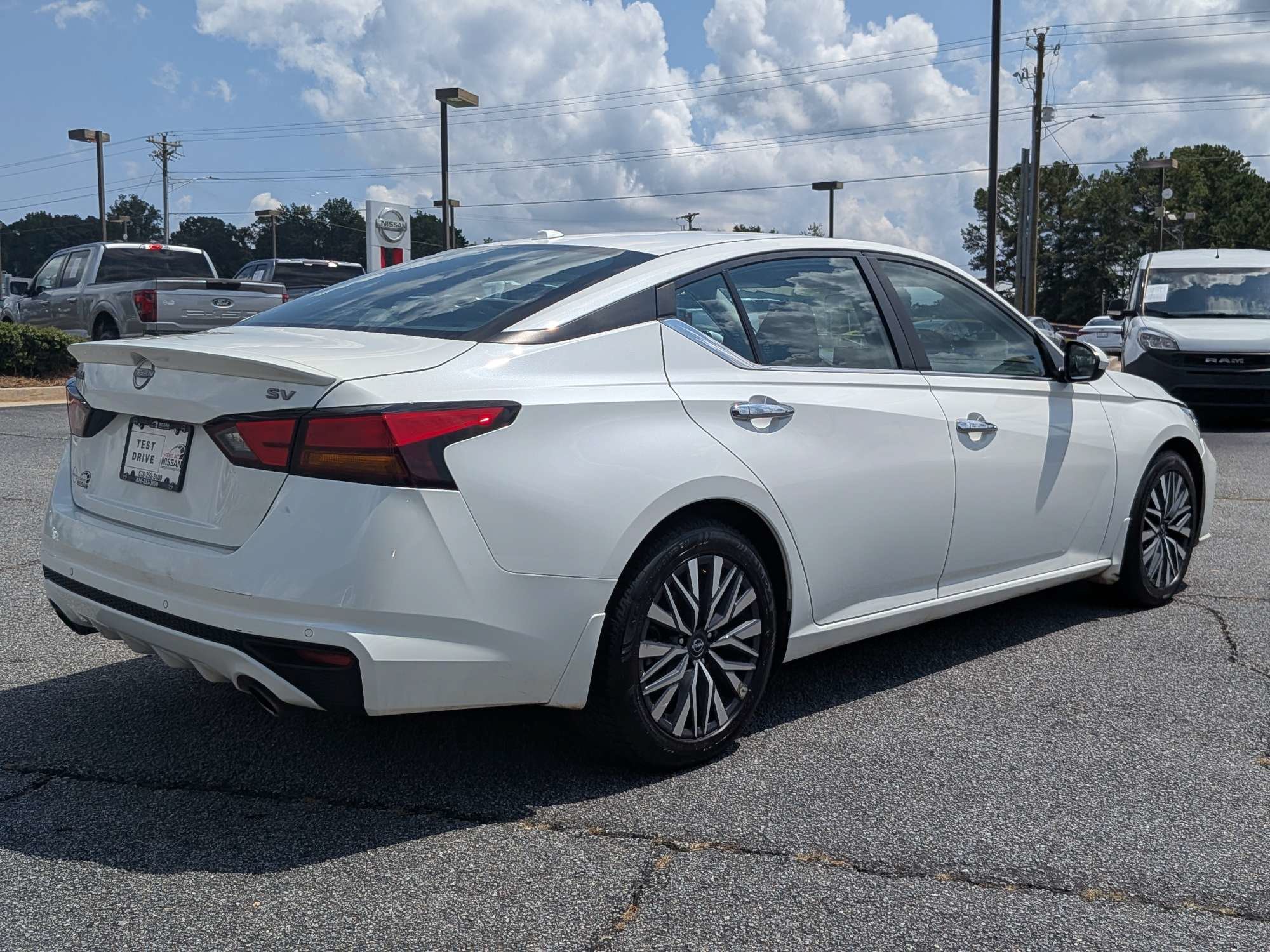 Used 2024 White Nissan 2.5 SV image 3