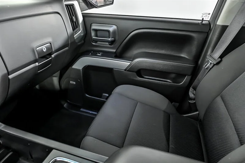 Used 2015 Deep Ocean Blue Metallic Chevrolet LT Z71 image 27