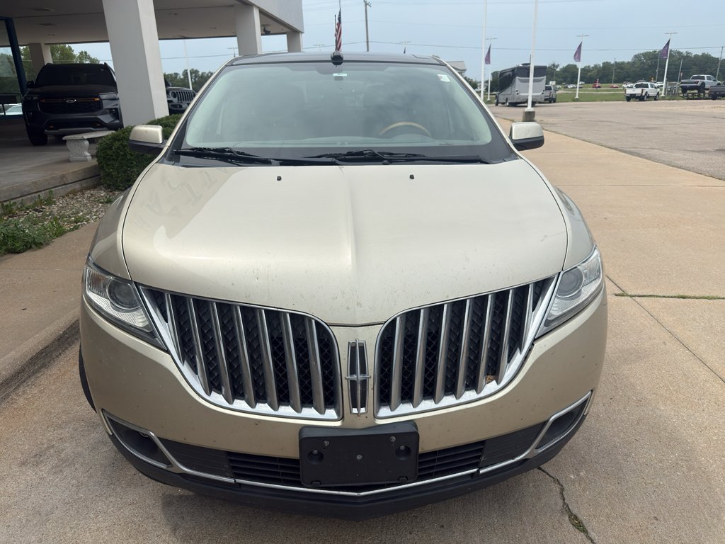 Used 2011 Gold Leaf Metallic Lincoln Base image 3