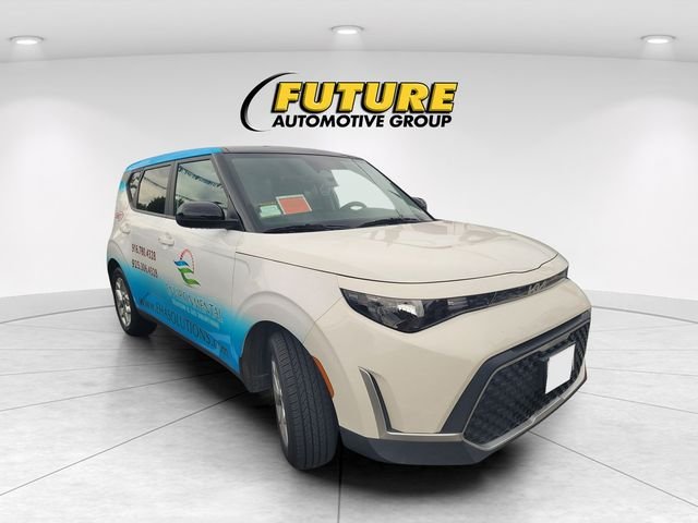 Used 2023 White Kia S image 1