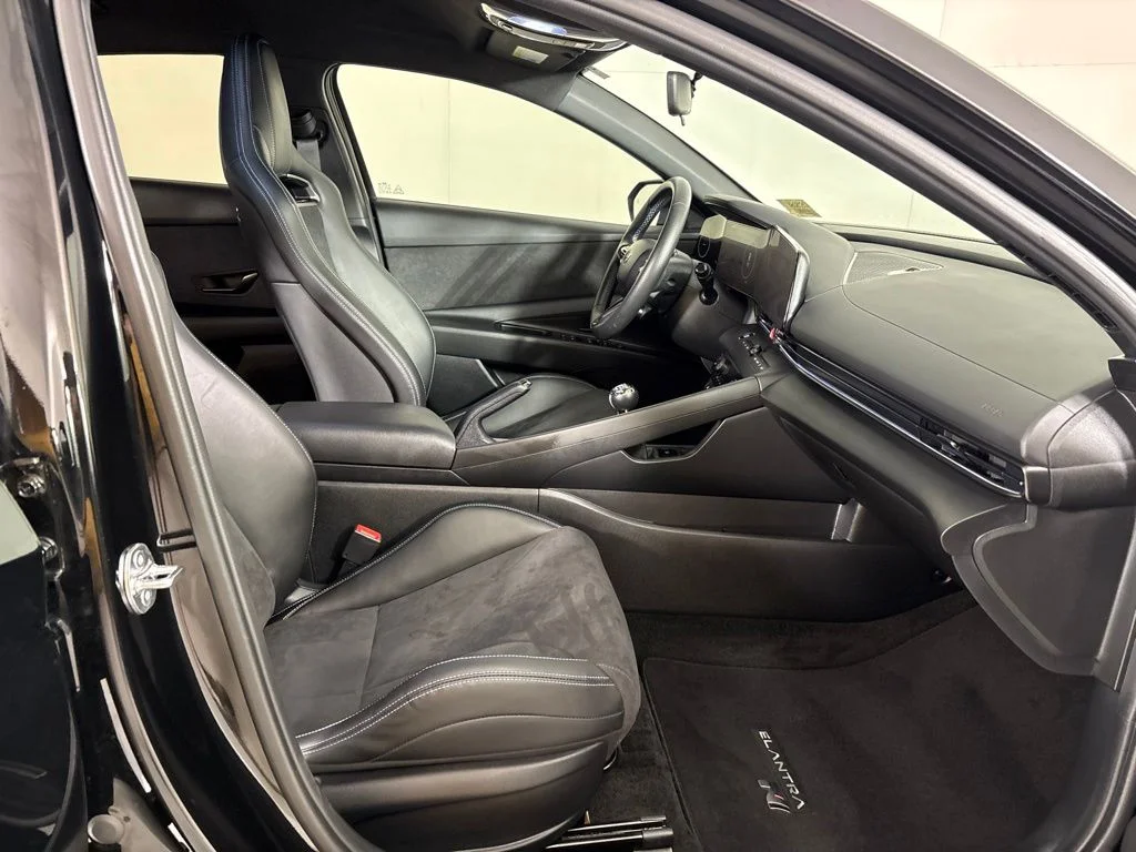 Used 2025 Black Hyundai Base image 17