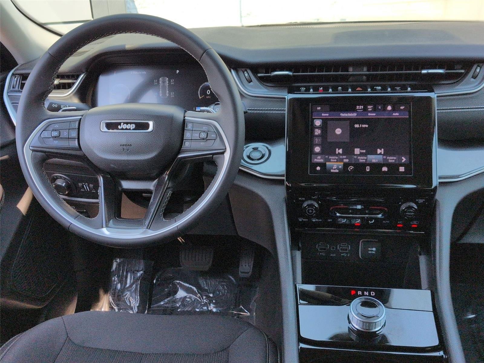 Used 2023 Diamond Black Crystal Pearlcoat Jeep Laredo image 32
