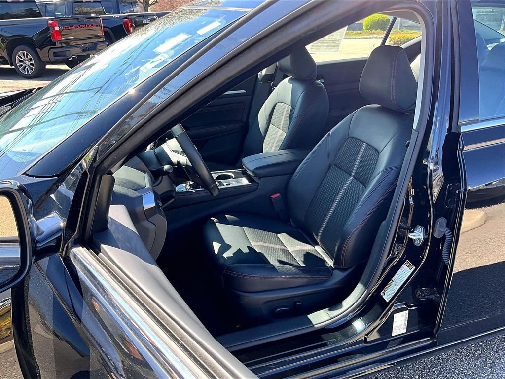 Used 2023 Black Nissan 2.5 SR image 10