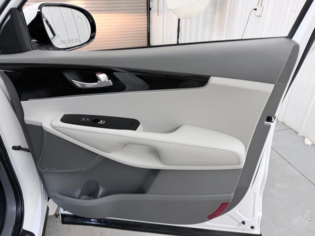 Used 2019 White Kia SX image 42