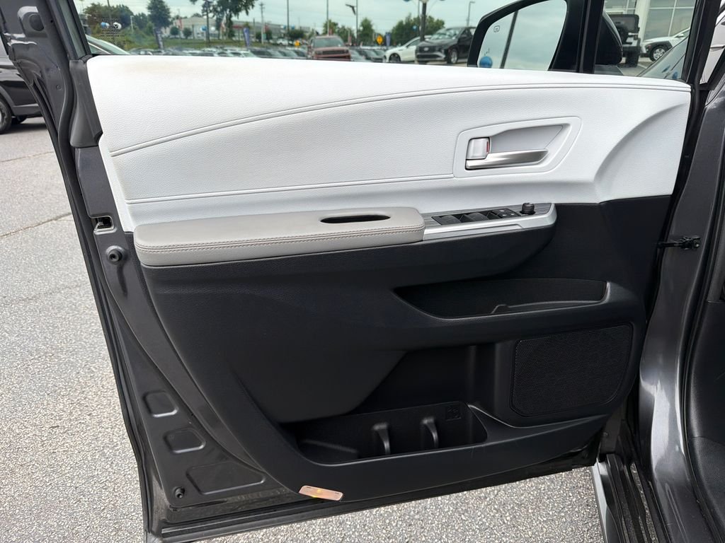 2025 Toyota Sienna XLE - Photo 10
