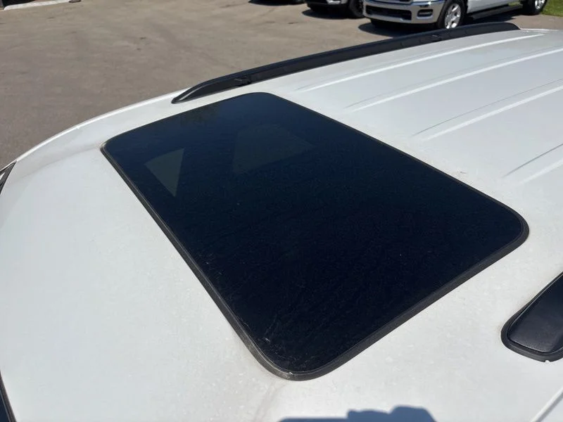 New 2026 Bright White Clear-Coat Exterior Paint Jeep Laredo image 38