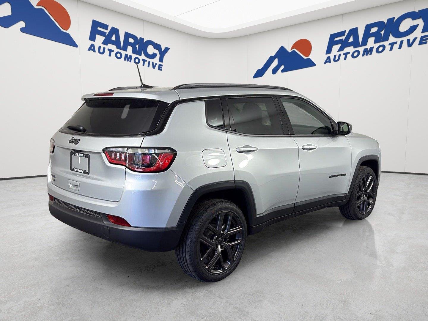 New 2026 Silver Zynith Metallic Clearcoat Jeep Latitude Altitude image 5
