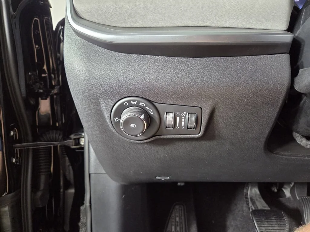 New 2026 Diamond Black Crystal Pearlcoat Jeep Limited image 26