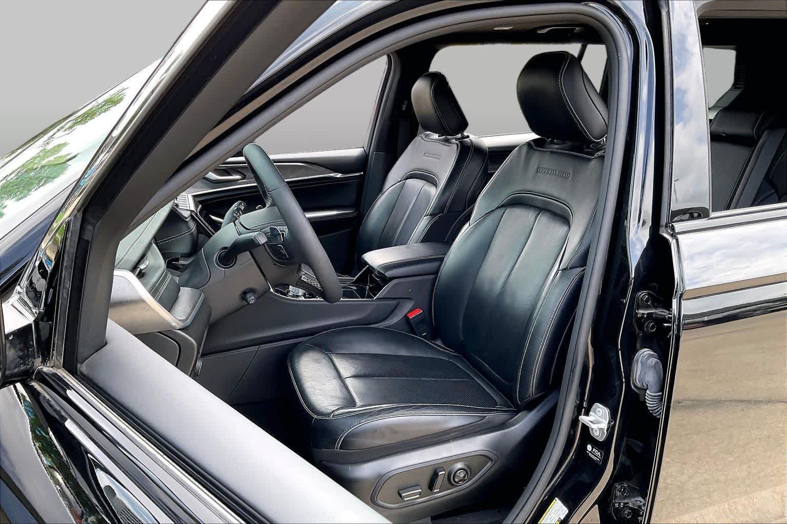 Used 2023 Diamond Black Crystal Pearlcoat Jeep Overland image 8