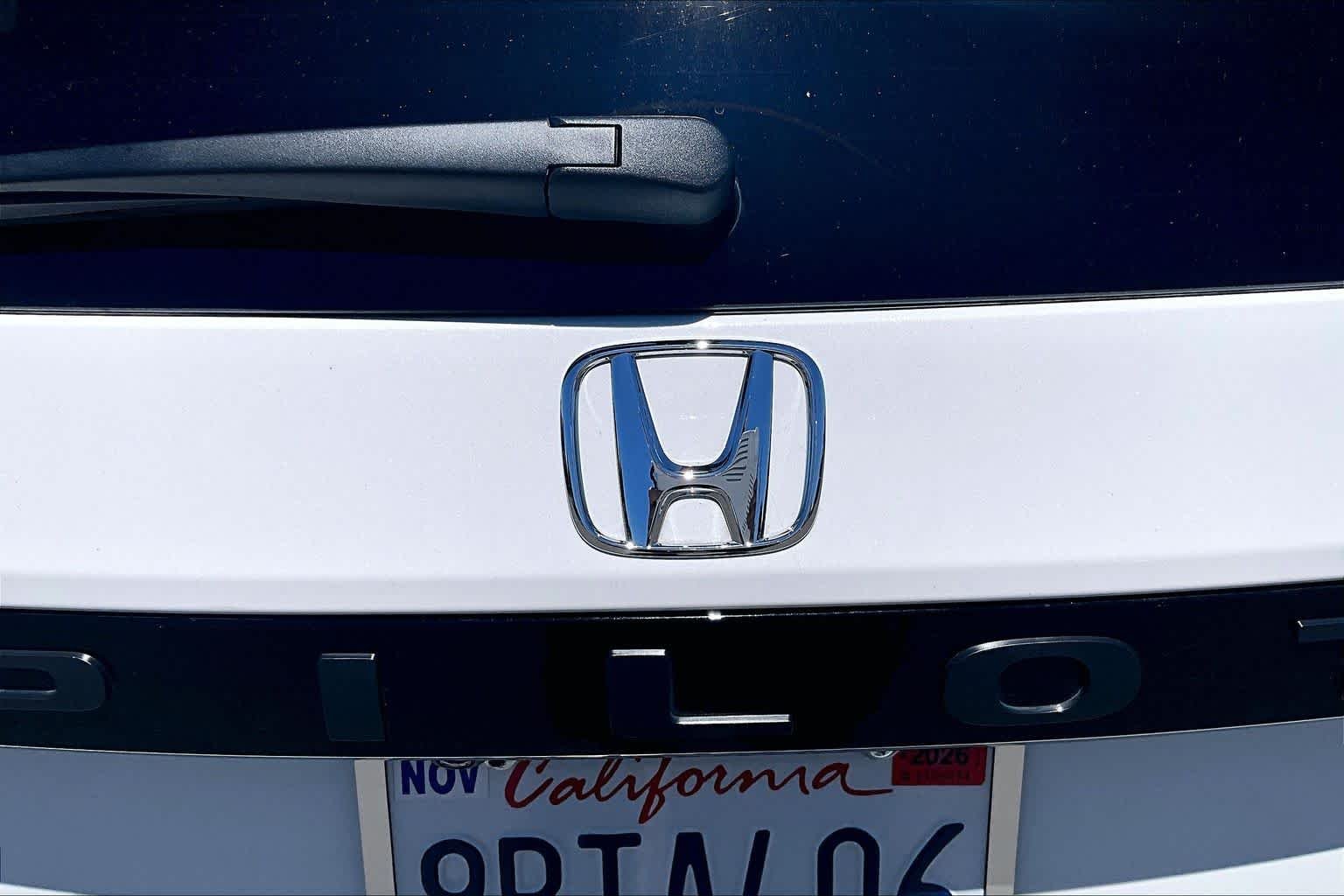 Used 2025 Platinum White Pearl Honda Touring image 30