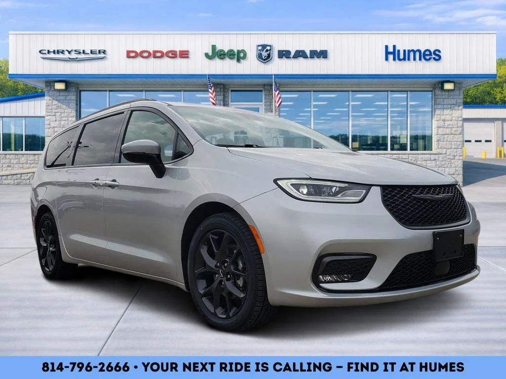 2023 Chrysler Pacifica Touring L's photo
