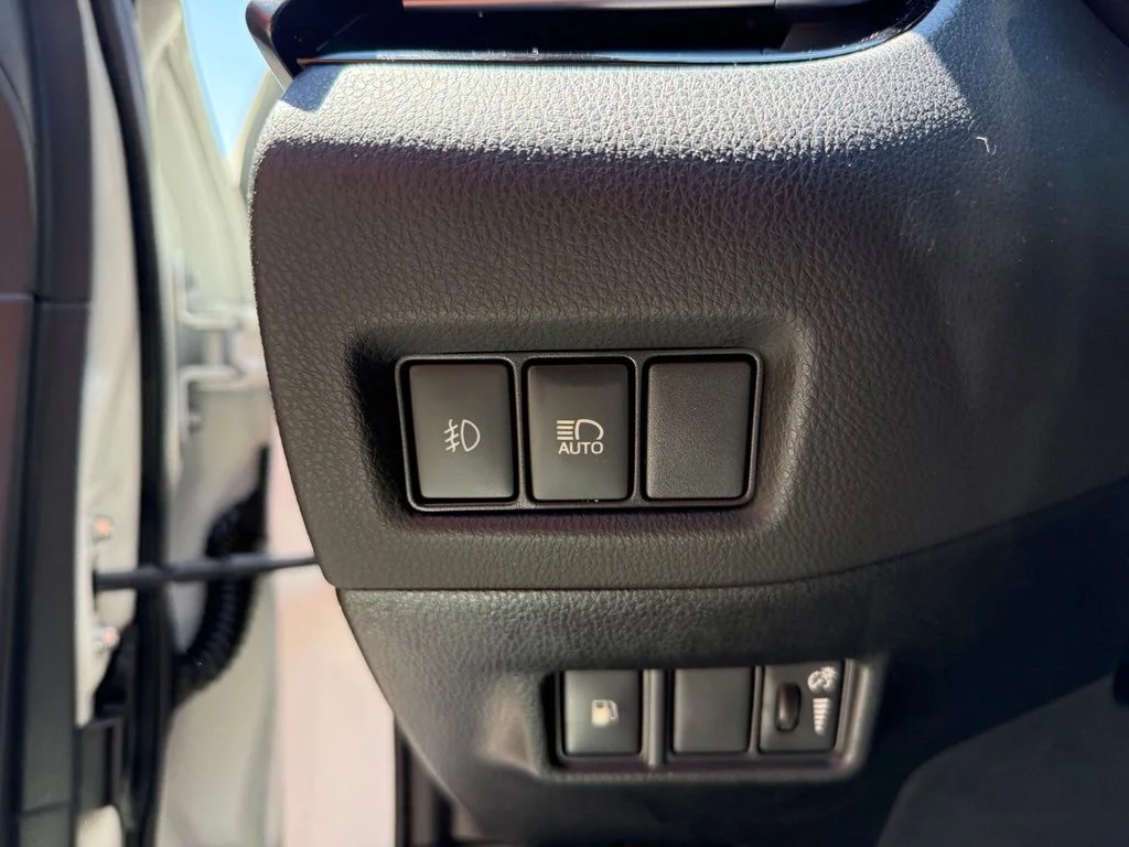 Used 2018 White Toyota XLE Premium image 14