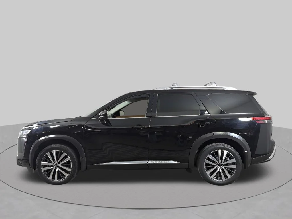 Used 2022 Black Nissan Platinum image 3