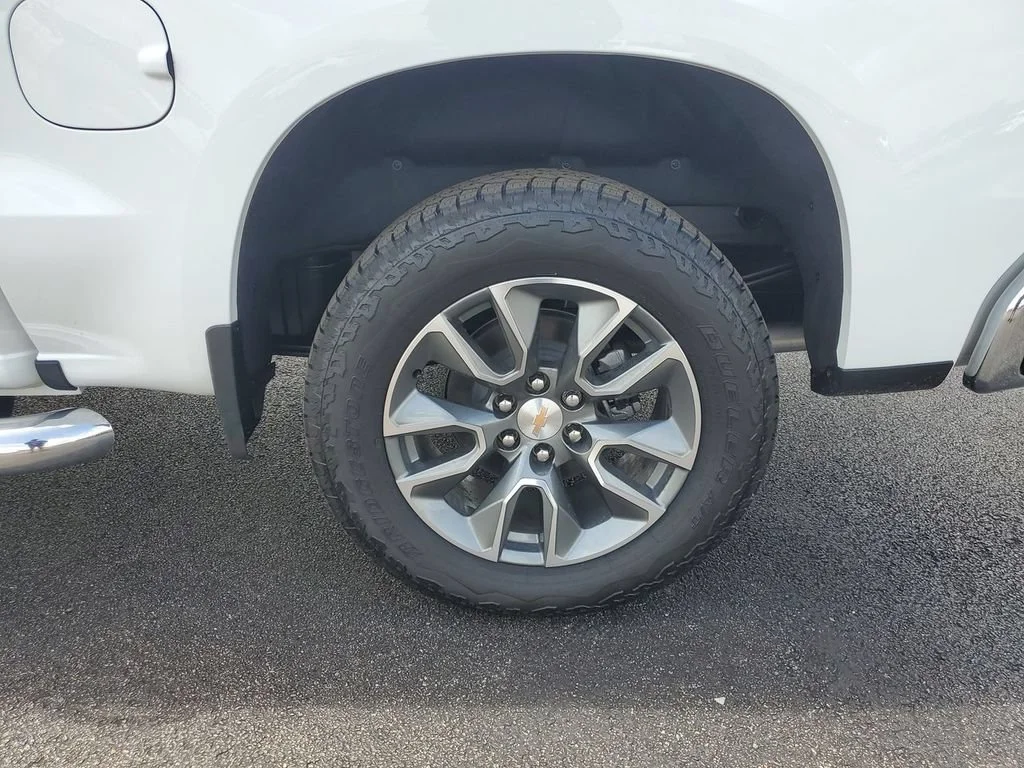 New 2026 Summit White Chevrolet LT image 38