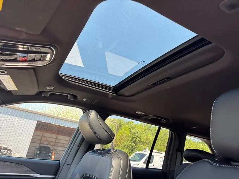 New 2026 Bright White Clear-Coat Exterior Paint Jeep Laredo image 24