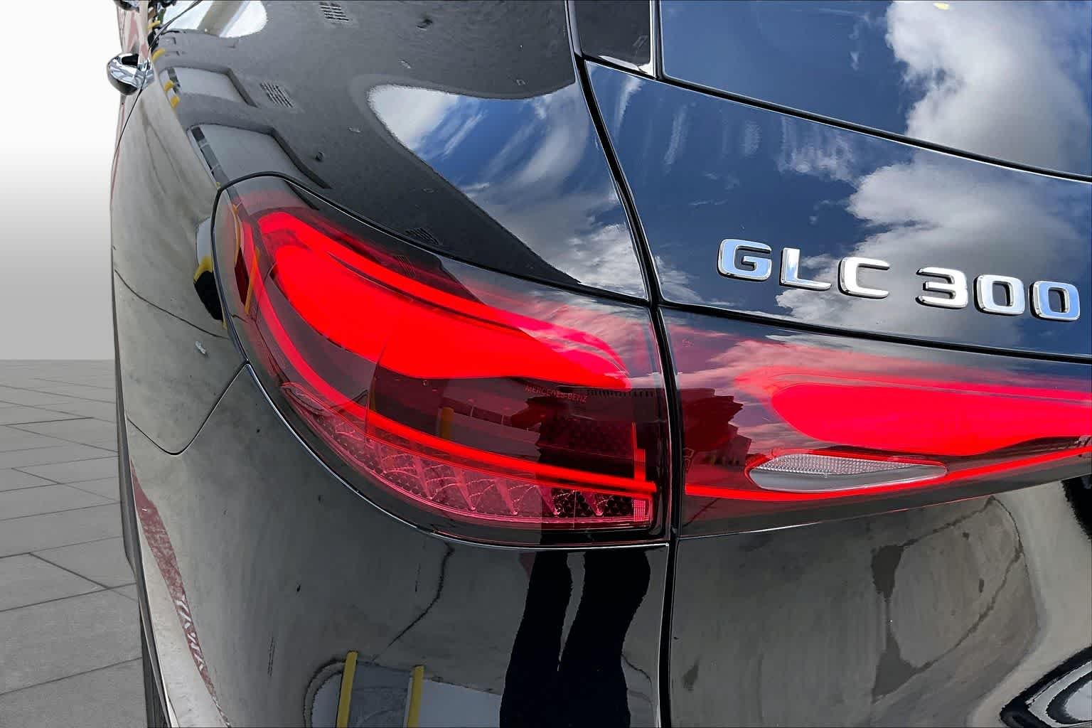 Used 2025 Black Mercedes-Benz GLC 300 image 25