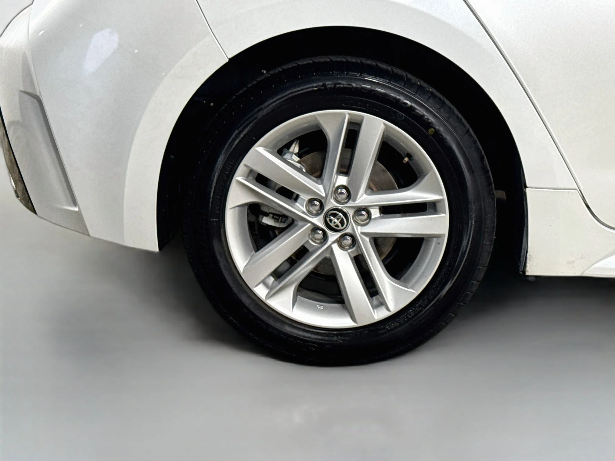 Used 2021 Wind Chill Pearl Toyota SE image 29