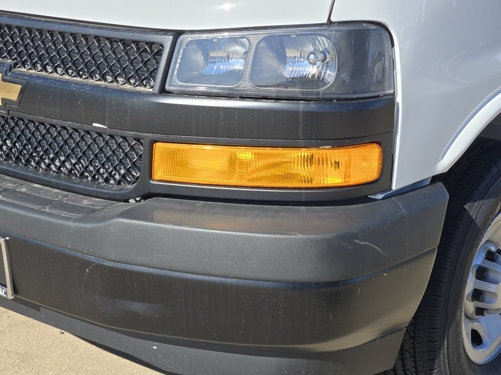 New 2025 Summit White Chevrolet WT image 20