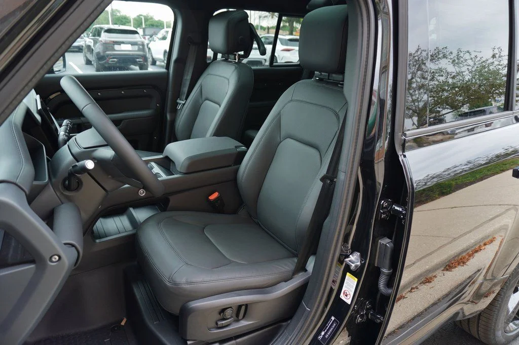 Certified Used 2025 Black Land Rover X-Dynamic SE image 15